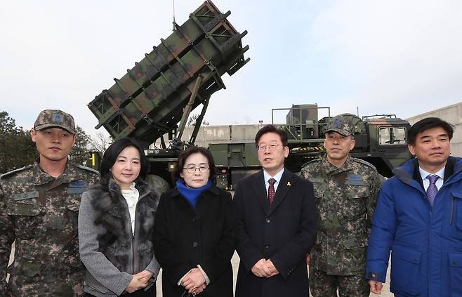 이재명 성남시장이 북한의 미사일 시험발사 다음날인 13일 오전 수도권 남부지역 공군 제3 방공 유도탄여단 예하 8630부대를 방문해 박찬식 여단장한테서 패트리엇포대 대비상황 등을 보고 받은 뒤 자신의 안보구상에 대해 이야기하고 있다. 이정우 선임기자 woo@hani.co.kr