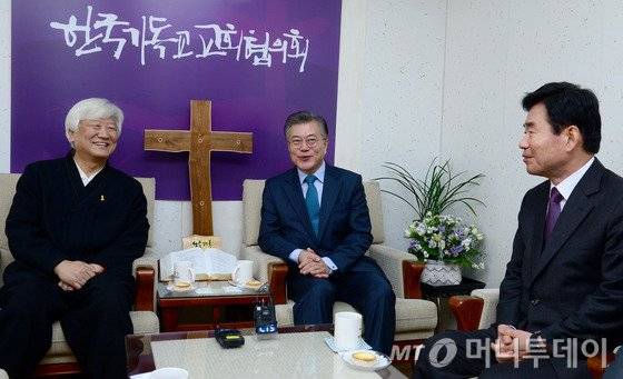 대선 경선 예비후보 등록을 마친 문재인 전 더불어민주당 대표가 13일 오전 서울 종로구 연지동 기독교회관을 방문, 김영주 한국기독교교회협의회(NCCK) 총무와 이야기를 나누고 있다. 2017.2.13/뉴스1  <저작권자 © 뉴스1코리아, 무단전재 및 재배포 금지>