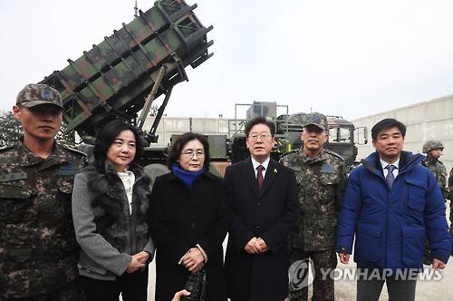 인터뷰하는 이재명 성남시장      (성남=연합뉴스) 홍기원 기자 = 이재명 성남시장(왼쪽에서 네번째)이 13일 오전 경기도 남부에 위치한 공군 제3방공유도탄여단 예하 8630부대를 방문해 인터뷰를 하고 있다. 2017.2.13      xanadu@yna.co.kr