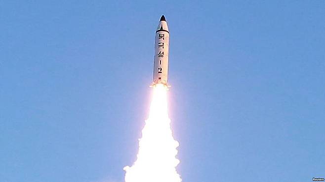신형 고체로켓 중거리 탄도미사일