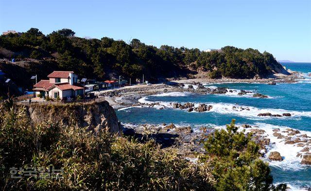 죽변항 뒤편 ‘폭풍속으로’ 촬영장.  하트 모양의 해안선으로 관심을 끌고 있다.