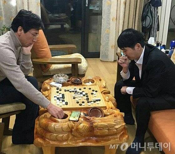 안희정 충남도지사가 지난달 31일 도지사 공관에서 프로바둑 기사 이세돌 9단과 바둑을 두고 있다.   안 지사는 후원회장으로 프로바둑기사 이세돌 9단을 영입했다. (안희정 인스타그램) 2017.2.7/뉴스1  <저작권자 © 뉴스1코리아, 무단전재 및 재배포 금지>