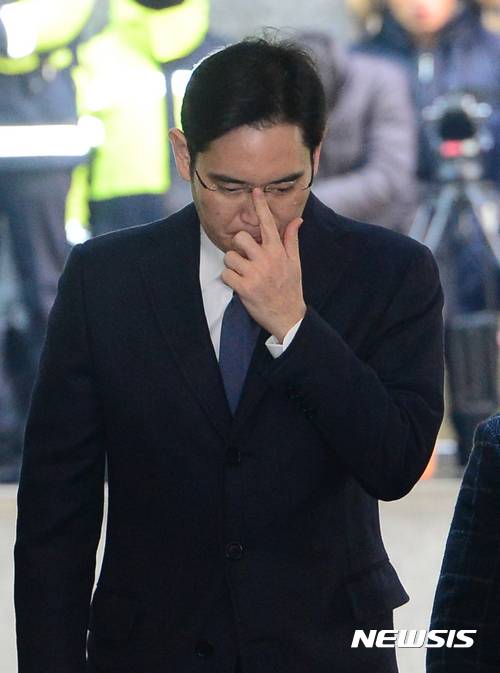 【서울=뉴시스】권현구 기자 = 이재용 삼성전자 부회장이 16일 오전 서울중앙지방법원에서 두번째 구속 전 피의자심문(영장실질심사)을 받기에 앞서 서울 강남구 대치동 특별검사 사무실로 들어서고 있다. 2017.02.16.   stowoen@newsis.com