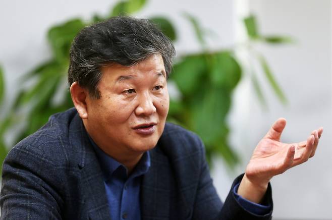 “체육은 원래 자기 실력 아니면 다른 요소가 개입할 여지가 별로 없는 분야예요. 정정당당한 대결, 규칙의 준수, 팀워크, 공동체정신 같은 긍정적 정신이 가득하잖아요.” 스포츠로 공정한 대한민국을 만들고 싶었다는 노태강 전 문화체육관광부 국장은 정작 주무부서인 문체부가 권력비리에 말려든 현실을 매우 아쉬워했다. 지난 8일 서울 송파구 방이동 스포츠안전재단 사무실에서 <한겨레>와 인터뷰를 하고 있다. 강재훈 선임기자 khan@hani.co.kr