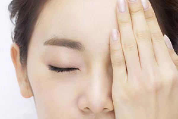 [헬스조선]눈 피로를 완화하려면 눈 주변을 지압하거나 온찜질하는 게 도움이 된다/사진=헬스조선 DB