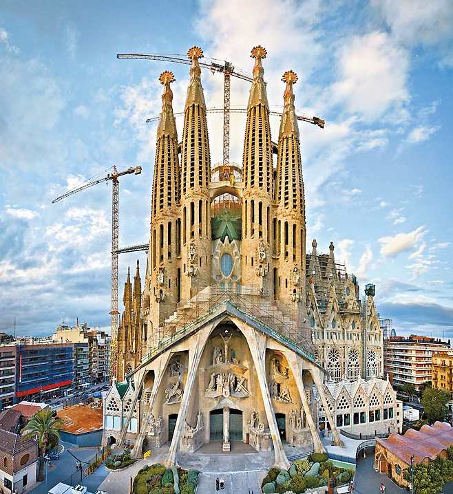 후문 쪽에서 바라본 가우디의 역작 사그라다 파밀리아. 1883년 짓기 시작해 2026년 완공 예정이다. [사진 카탈루니아 관광청]