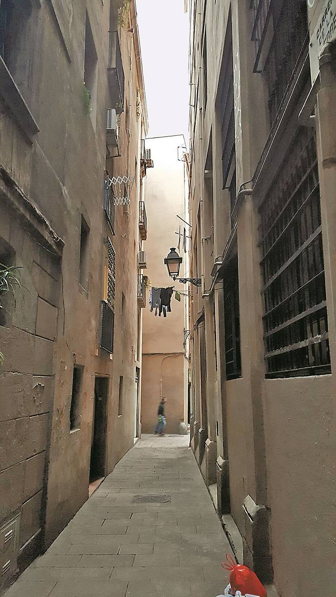 중세시절부터 이어온 고딕지구 골목.