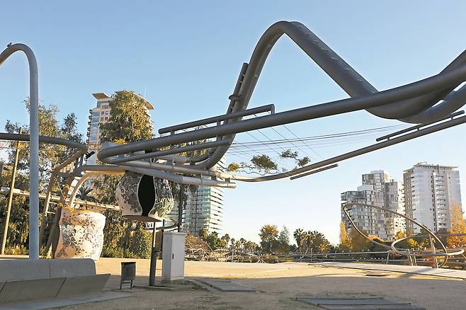 리아예스와 타글리아부에가 설계한 디아고날 마르 공원. [사진 김지혜]