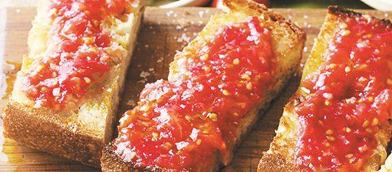 빵 위에 토마토와 올리브오일을 발라먹는 ‘빵 콘 또마떼’.