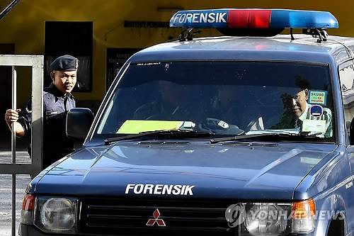김정남 부검 마친 말레이 과학수사 요원들    (쿠알라룸푸르 AFP=연합뉴스) 말레이시아 쿠알라룸푸르 국제공항에서 암살된 김정남의 시신이 안치된 쿠알라룸푸르종합병원에서 16일(현지시간) 부검에 참여한 경찰 과학수사 요원들이 밖으로 빠져나가고 있다.