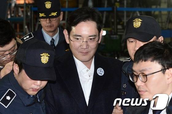 뇌물공여 등 혐의로 구속된 이재용 삼성전자 부회장이 18일 오후 조사를 마친 뒤 서울 강남구 대치동 박영수 특검에서 구치소로 가는 차량으로 향하고 있다. 2017.2.18/뉴스1 © News1 민경석 기자