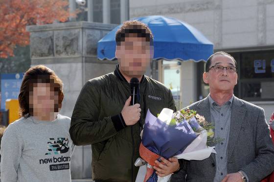 17일 오전 광주 법원 앞에서 전북 익산 약촌오거리 택시기사 살인사건 재심 청구인 최모씨(32)가 무죄를 선고 받은 뒤 기자들의 질문에 답하고 있다. 광주고법 제1형사부(부장판사 노경필)는 이날 살인 혐의로 기소돼 징역 10년을 선고받고 만기출소한 최씨가 청구한 재심 선고 공판에서 최씨에게 무죄를 선고했다./사진=뉴스1