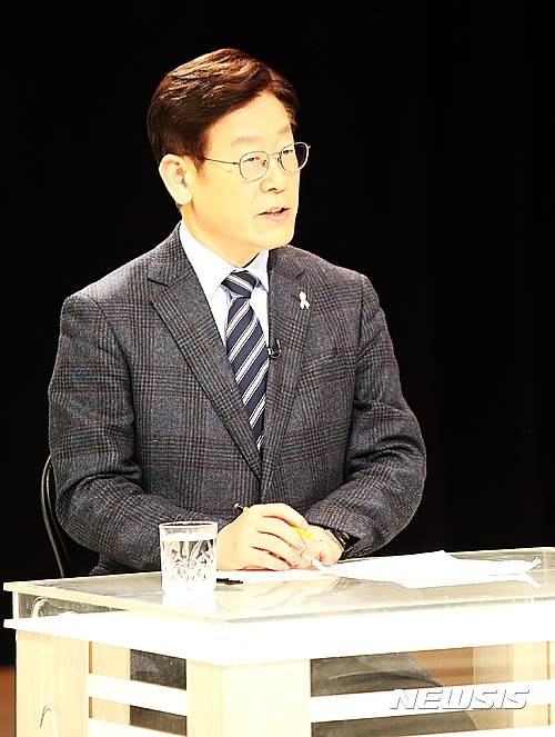 【전북=뉴시스】고석중 기자 = 18일 전북 전주 KBS 공개홀에서 열린 전북기자협회 주관 '대선 지역을 묻다 토론회'에 참석한 이재명 성남시장이 패널들의 질문에 답하고 있다. 2017.02.18.   k9900@newsis.com