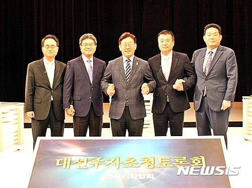 【전북=뉴시스】고석중 기자 = 18일 전북 전주 KBS 공개홀에서 열린 전북기자협회 주관 '대선 지역을 묻다 토론회'에 참석한 이재명 성남시장이 패널들과 기념촬영을 하고 있다. 2017.02.18.   k9900@newsis.com