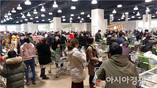 이마트 트레이더스 월평점 계산대 앞에 늘어선 줄. 매장까지 장사진을 이뤄 쇼핑객들을 방해할 정도다.(사진=오종탁 기자)