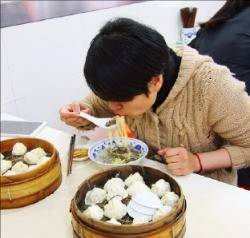 자자탕바오에서 식사를 하는 모습.