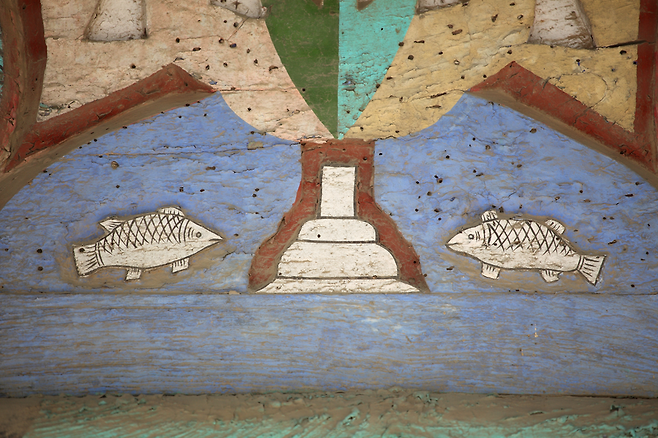 경남 김해시 서상동에 위치한 수로왕릉 정문에 그려진 두 마리 물고기그림인 쌍어문. ©연합뉴스