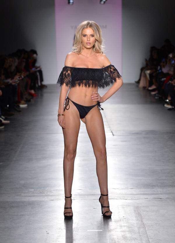 지난 14일(현지시간) 미국 뉴욕에서 열린 ‘2017 뉴욕패션위크’ 얀디 수영복쇼에서 한 모델이 런웨이를 걷고 있다. 사진|게티이미지/이매진스