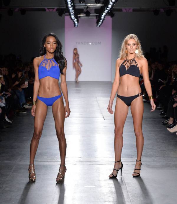 지난 14일(현지시간) 미국 뉴욕에서 열린 ‘2017 뉴욕패션위크’ 얀디 수영복쇼에서 모델들이 런웨이를 걷고 있다. 사진|게티이미지/이매진스