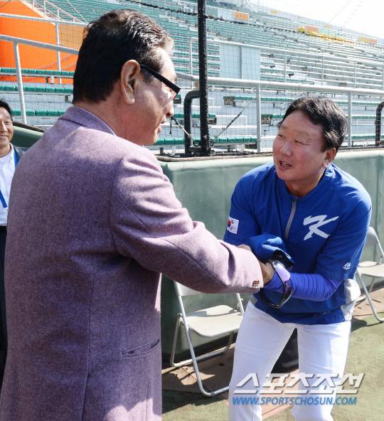 두 손으로 호시노 부회장의 손을 꼭 잡은 선 코치. 스승의 아끼는 마음과 제자의 존경심이 드러나는 장면이다.