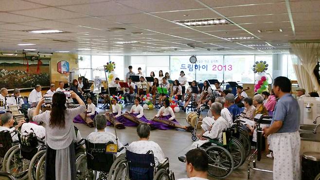 2016년 7월 순천 메디팜요양병원에서 공연하는 드림하이.