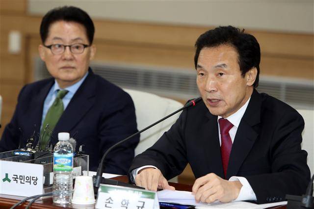 국민의당에 입당한 손학규 전 민주당 대표(오른쪽)가 20일 오전 광주 서구 치평동 광주시의회 대회의실에서 열린 당 현장 최고위원회에서 박지원 대표가 지켜보는 가운데 모두발언을 하고 있다. [사진제공=연합뉴스]