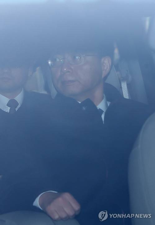 (서울=연합뉴스) 한상균 기자 = 우병우 전 청와대 민정수석비서관이 21일 오후 영장실질심사를 마치고 서울중앙지법을 나와 차량에 탑승 해 있다.  2017.2.21      xyz@yna.co.kr