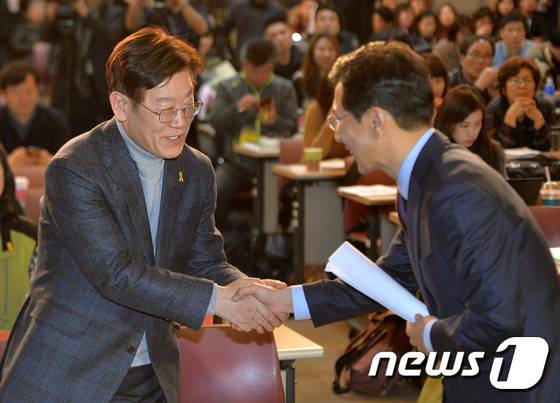 안희정 충남지사(오른쪽)와 이재명 성남시장이 22일 오후 동작구 대방동 서울여성플라자에서 열린 전국보건의료산업노조 창립 19주년 기념식에 참석해 인사를 하고 있다. 2017.2.22/뉴스1 © News1 박세연 기자