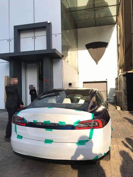 테슬라 청담 매장 내부로 들어갈 준비가 마친 모델 S 90D (사진=지디넷코리아)