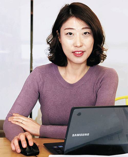 ‘경단녀’로 지내다가 재취업에 성공한 롯데마트 웹디자이너 박민(37)씨. 자신감이 중요하다고 입을 모았다. [사진 김춘식·강정현 기자]