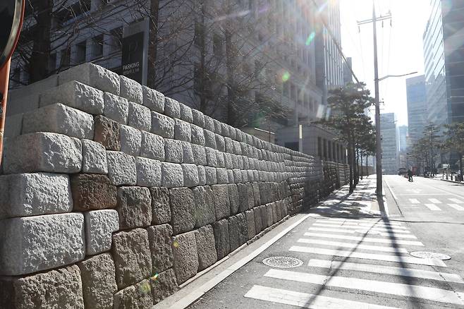 복원된 한양도성 성곽. 과거의 돌과 현재의 돌이 섞여 쌓여 있다. 신인섭 기자