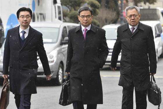 이중환 변호사(가운데) 등 박근혜 대통령측 법률대리인단이 22일 오전 서울 종로구 헌법재판소 대심판정에서 열린 박근혜 대통령 탄핵심판 제16차 변론기일에 참석하고 있다./ 사진=뉴스1