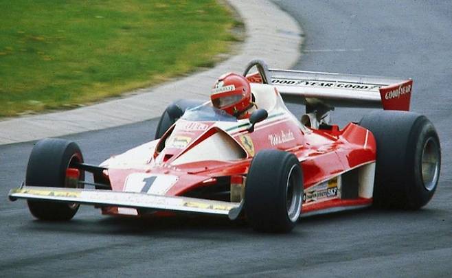 페라리 312T2를 타고 질주하는 니키 라우다