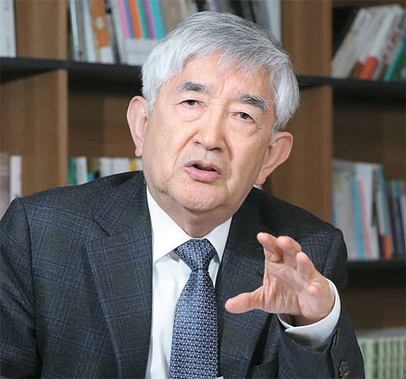 2016년 촛불시위에 이어 국회에서 대통령 탄핵소추안이 의결되는 일련의 과정을 ‘양손잡이 민주화’라는 개념으로 설명해 낸 최장집 교수. 그는 촛불시위가 ‘명예혁명’으로 격상될 수도 있다고 했다. [사진 신인섭 기자]