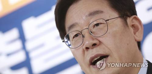 (서울=연합뉴스) 한종찬 기자 = 더불어민주당 대선주자인 이재명 성남시장이 23일 서울 여의도 비엔비타워에서 열린 촛불혁명 실현 공약 기자회견에서 발언하고 있다. 2017.2.23      saba@yna.co.kr