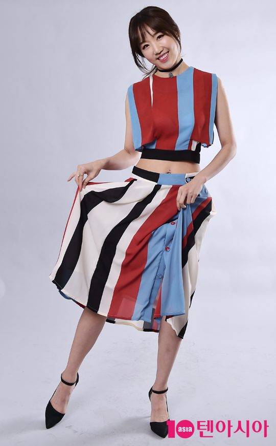 가수 임수빈이 최근 서울 중구 청파로 한경텐아시아 루이비스 스튜디오에서 진행된 인터뷰에 앞서 포즈를 취하고 있다. / 사진=조준원 기자 wizard333@