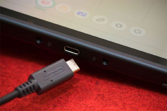 도크 없이 충전을 하려면 본체의 하단 부분에 USB-C 타입 케이블을 꼽으면 가능하다.