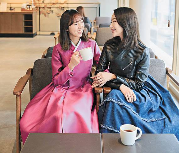 카페에서도 한복이 어색하지 않다.‘혜윰한복’의 퍼플 코트(왼쪽),‘리슬’의 저고리 가죽 재킷과 데님 원피스.