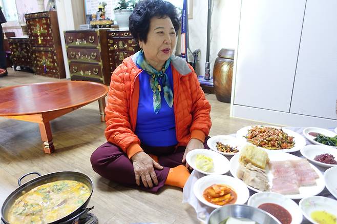 홍어 삼합·회무침·탕이 차려진 두리반 앞에서 고 여사가 음식 내력을 얘기하고 있다. 1936년생이라고는 믿기 어려울 정도로 얼굴 피부가 곱다. 50원 내기 고스톱을 쳐도 아들 또래 50대들과 어울린다고 한다.