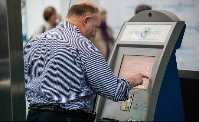 미국 뉴왁 리버티국제공항에서 한 사용자가 입국을 위해 글로벌엔트리 자동입국심사기계(키오스크)를 사용하고 있다. 출처_미관세국경보호청 웹사이트