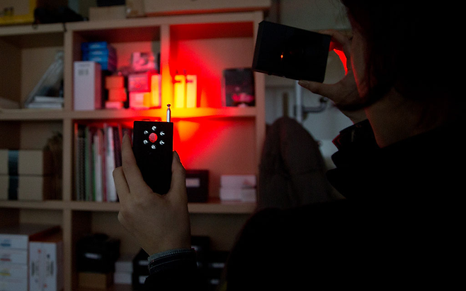 적외선 혹은 적색전등을 사용해 렌즈의 반사면을 찾아내는 장비. 2월22일 몰카 탐지업체를 찾아 기자가 직접 탐지장비 시연을 하고 있다. ⓒ 시사저널 이종현