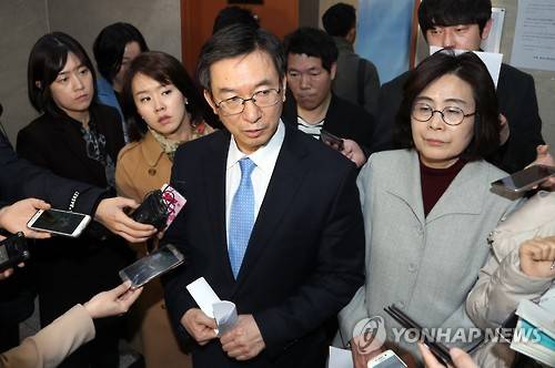 (서울=연합뉴스) 배재만 기자 = 더불어민주당 대선주자인 이재명 성남시장 선거캠프에서 활동하는 더불어민주당 정성호(왼쪽), 유승희 의원이 24일 오후 국회 정론관에서 기자회견을 열고 기자들의 질문을 받고 있다. 정 의원 등은 "당초 탄핵 전 3회, 총 10~11회 개최하는 것으로 논의된 토론회가 탄핵 결정 전 1회로 축소됐다"면서 "이런 깜깜이 선거로는 국민이 원하는 정권교체의 적임자가 누구인지 가려낼 수 없다"고 비판했다. 2017.2.24      scoop@yna.co.kr