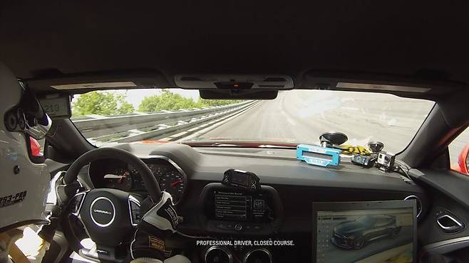 ATP 오벌트랙을 주행하는 카마로 ZL1 운전석 모습