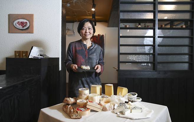 미국 최고의 치즈 장인인 소영 스칼란 '안단테 데어리'대표. 제대로 된 수제 치즈를 한국에 소개하고 치즈 맛에 대한 알맞은 한국어 표현을 찾기 위해 2월 13일 서울 강남구 신사동 '스파크' 레스토랑에서 셰프들과 이야기하는 행사를 열었다. 임현동 기자