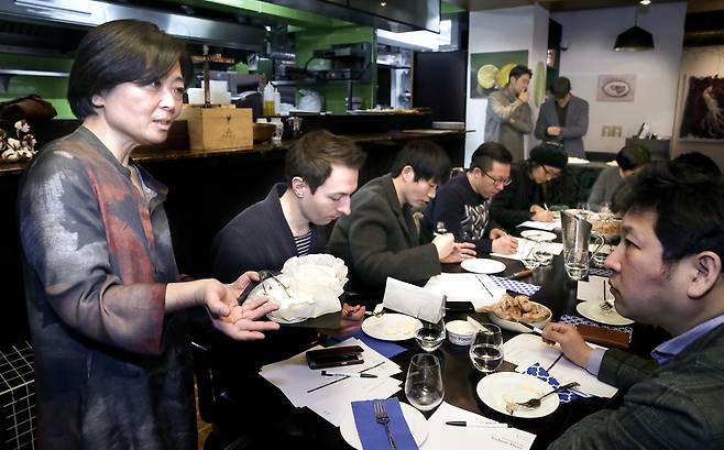 셰프들과 치즈에 대해 이야기하는 김소영 대표. 임현동 기자