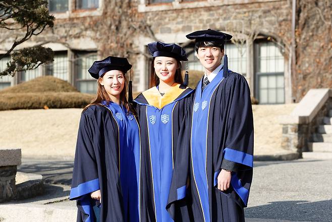 109년 만에 디자인을 바꾼 연세대 학위복.교색인 ‘로열블루’를 넣어 한층 밝은 분위기다.[사진 해당 대학]