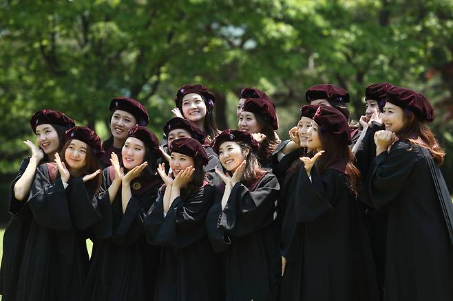 서울여대 학위 가운과 학위모를 쓰고포즈를 취한 졸업생들.[사진 해당 대학]