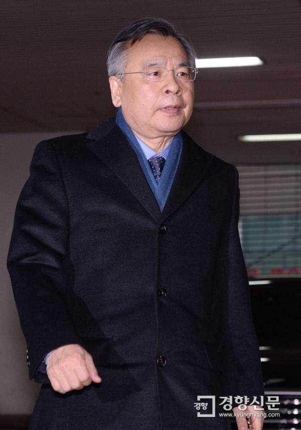 최순실 국정농단 사건을 수사중인 박영수 특별검사가 24일 오전 서울 대치동 특검 사무실로 출근하고 있다. 박민규 선임기자