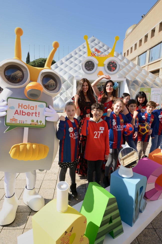 Students of Bongdong Elementary School in Wanju, North Jeolla Province, pose with their Spanish friends in front of the T.um Mobile Museum established by SK Telecom for the Youth Mobile Festival in Barcelona on Sunday. (SK Telecom)