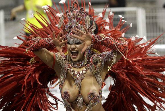 25일(현지시간) 브라질 상파울루에서 열린 카니발 퍼레이드에서 만차 베르데 삼바 스쿨의 여성 댄서가 멋진 퍼포먼스를 선보이고 있다.AP 연합뉴스 25일(현지시간) 브라질 상파울루에서 열린 카니발 퍼레이드에서 만차 베르데 삼바 스쿨의 여성 댄서가 멋진 퍼포먼스를 선보이고 있다.AP 연합뉴스